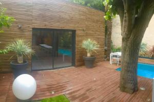 un patio avec des plantes en pot et une piscine dans l'établissement Maison contemporaine plein centre piscine &jacuzzi, à Toulouse