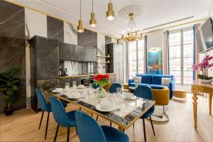 comedor con mesa y sillas azules en Luxury 3 bedroom 2 bathroom apartment - Louvre, en París