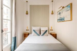 1 dormitorio con cama y ventana en Luxury 3 bedroom 2 bathroom apartment - Louvre, en París