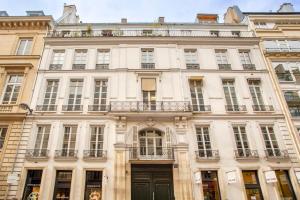 a large white building with a black door at Luxury 3 bedroom 2 bathroom apartment - Louvre in Paris
