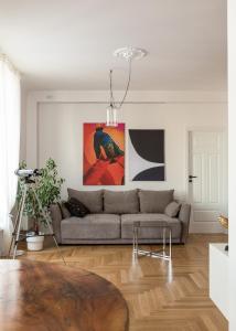 ein Wohnzimmer mit einem Sofa und einem Tisch in der Unterkunft Old Town Heart X Luxury - Piekna in Warschau