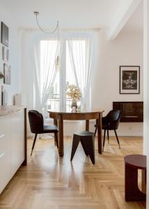 - une salle à manger avec une table et des chaises en bois dans l'établissement Old Town Heart X Luxury - Piekna, à Varsovie