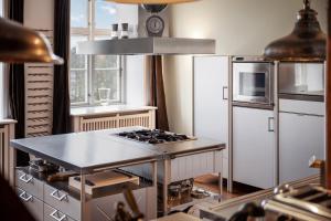 eine Küche mit einem Herd und einem Kühlschrank in der Unterkunft Premium Penthousewohnung im Schloss - Gut Kletkamp in Kletkamp