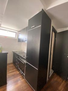 una piccola cucina con frigorifero e lavandino di Ruza apartman a Budua