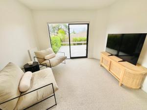 TV a/nebo společenská místnost v ubytování Deluxe Downtown Mount Maunganui