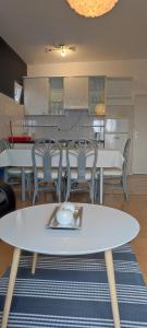 salon ze stołem i krzesłami oraz kuchnię w obiekcie Apartmani Niko Drašnice w mieście Drašnice