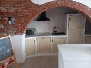 Un arco en una cocina con una pared de ladrillo en MY HOME, en Cascina