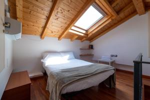 um quarto com uma cama num quarto com uma janela em Green House Regatola by Wonderful Italy em Bellagio