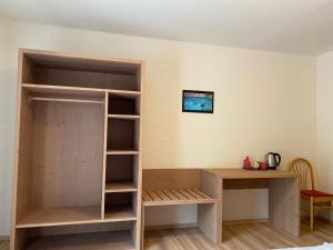 um quarto com uma estante de livros e uma secretária em Rifugio Pian dei Ciclamini em Lusevera