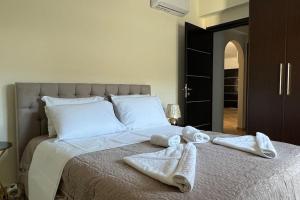 Giường trong phòng chung tại Anna Kavros luxury apartment