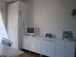 um quarto branco com uma secretária com um computador em Appartement proche mer - Narbonne Plage 4LP2A5 em Narbonne Plage