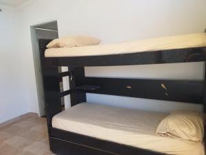 מיטה או מיטות קומותיים בחדר ב-Hostel Bimba Goiânia - Unidade 01