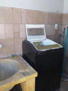 einen Toaster, der auf einer Theke neben einem Waschbecken sitzt in der Unterkunft Hostel Bimba Goiânia - Unidade 01 in Goiânia