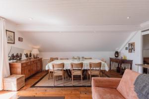 uma sala de jantar com mesa e cadeiras em Villa with private pool and garden by Go2oporto em Terroso