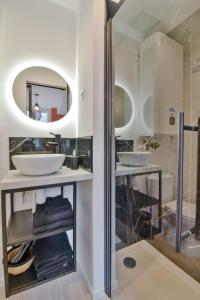La salle de bains est pourvue de 2 lavabos et d'une douche. dans l'établissement Résidence Jean Hardy - Hyper centre, parking gratuit, wifi, clim, gare, à Valenciennes