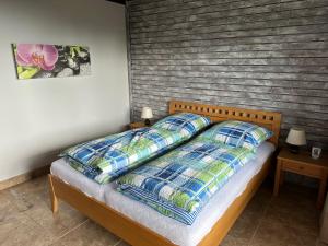 ein Bett mit zwei Kissen darauf in einem Schlafzimmer in der Unterkunft Haus Weitblick in Sirnitz-Sonnseite