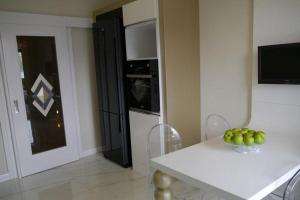 a kitchen with a table with a bowl of apples on it at SELAM REZİDANCE BUİLDİNG LUXURY APARTMENT in Hamitler