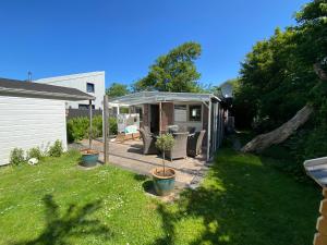 ein Hinterhof mit Pavillon und Terrasse in der Unterkunft De Lavendeltuin in Sint Maartensvlotbrug
