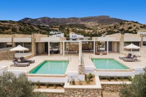 una imagen de una villa con 2 piscinas en Orelia Luxury Villas en Amoopi