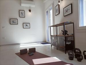 uma sala de estar com uma televisão e um tapete em Casa Giuseppe Castelsardo em Castelsardo