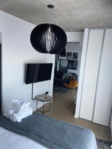 um quarto com uma cama e uma televisão de ecrã plano em Palermo Jai em Buenos Aires