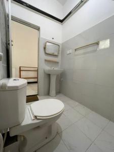 y baño con aseo y lavamanos. en Ubay Guest House, en Trincomalee