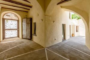 een lege kamer met een deur in een huis bij Casa Mimina in Ischia