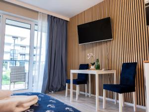 Μια τηλεόραση ή/και κέντρο ψυχαγωγίας στο Apartment in Dziwnów near Sandy Beach