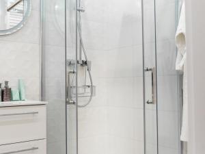 Ένα μπάνιο στο Apartment in Dziwnów near Sandy Beach +17 φωτογραφίες
