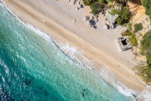 uma vista superior de uma praia e do oceano em Murvica resport em Murvica