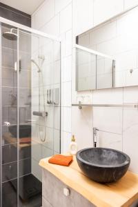 een badkamer met een zwarte wastafel en een douche bij Het Gelders Buitenleven in Overasselt