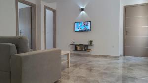 sala de estar con sofá y mesa en Azalea Guesthouse, en Ándros