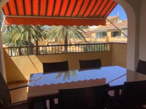 En balkon eller terrasse på Urbanizacion primera línea de playa