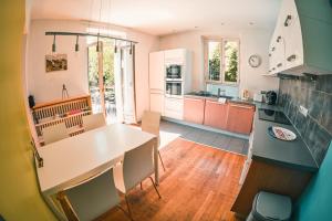 a kitchen with a table and a dining room at Le sérénité - T3 en maison de ville avec piscine in Annecy