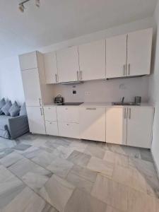 Kuchyňa alebo kuchynka v ubytovaní 4 rooms pkg Marmoles Malaga