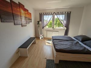 - une petite chambre avec un lit et une fenêtre dans l'établissement Feldberg Appartement, à Neu-Anspach