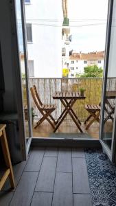 een patio met een tafel en stoelen op een balkon bij Martigues centre in Martigues