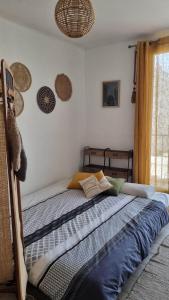 een slaapkamer met een bed met blauwe lakens en een raam bij Martigues centre in Martigues
