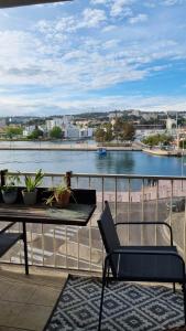 een balkon met een tafel en uitzicht op een rivier bij Martigues centre in Martigues