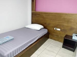Habitación pequeña con cama y mesa en Friendly Hostel - DMK Airport เฟรนด์ลี่ โฮสเทล ดอนเมือง, en Ban Don Muang (1)