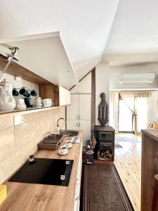 Cucina o angolo cottura di Panoramic Escape House Zabljak Altre 21 foto