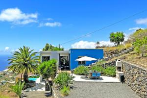 une maison bleue avec des palmiers et un mur dans l'établissement Vivienda Vacacional Gamonal, à Tijarafe