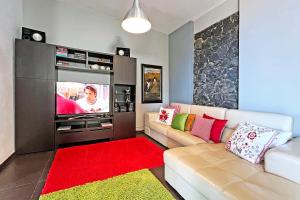 a living room with a couch and a tv at Vivienda Vacacional Gamonal in Tijarafe