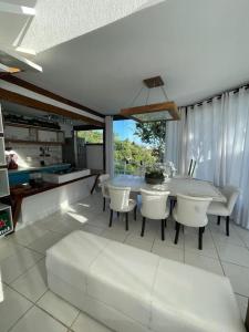 Zona de estar de Casa Delfi, Hermosa vista, Jacuzzi e Praia , Buzios