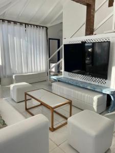 Una televisión o centro de entretenimiento en Casa Delfi, Hermosa vista, Jacuzzi e Praia , Buzios