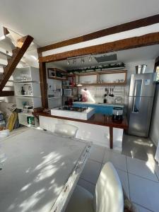 Una cocina o zona de cocina en Casa Delfi, Hermosa vista, Jacuzzi e Praia , Buzios