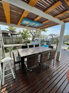 Un balcón o terraza de Casa Delfi, Hermosa vista, Jacuzzi e Praia , Buzios