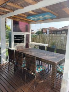 Un balcón o terraza de Casa Delfi, Hermosa vista, Jacuzzi e Praia , Buzios