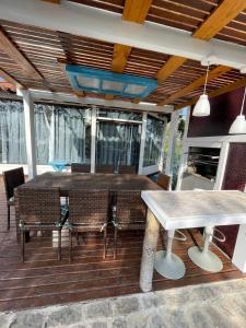 Un balcón o terraza de Casa Delfi, Hermosa vista, Jacuzzi e Praia , Buzios