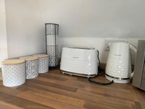 a group of toasters sitting on top of a floor at 1 Bed Central Newark Flat 2nd Floor in Newark-on-Trent